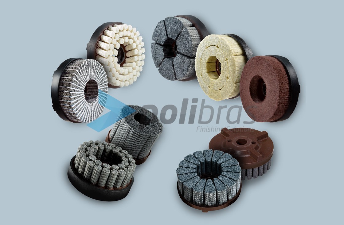 Escovas de Fundo em cerda ou malha abrasiva e misto de malha abrasiva com lixa. Conjugações, Grãos e Densidades a definir pelo cliente.