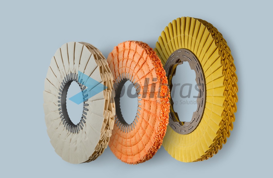 Discos Pregueados em M, da categoria Polimentos, da Polibras. Em tela ou sisal/tela, com grapa metálica. As melhores soluções de acabamento.